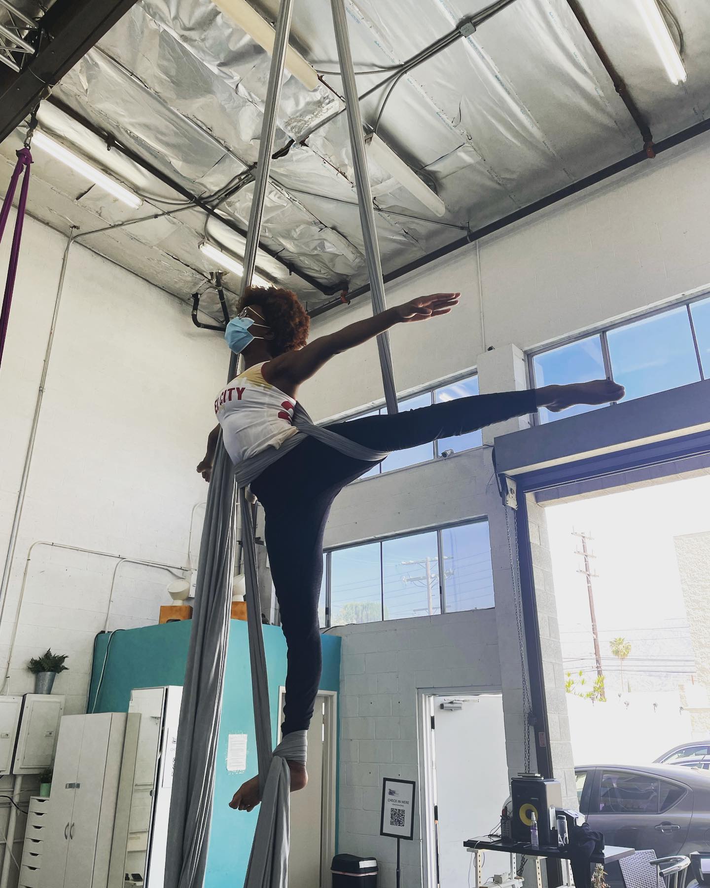Making progress in silks this month. Today I was able to string together several sequences without feeling like I was dying, worked on some core skills, and had a good time. It truly feels good to get back to something that I love and create art at the same time! #aerialsilks #aerial #circus #arabesque #fitness #rdfitness #dietitiansofinstagram